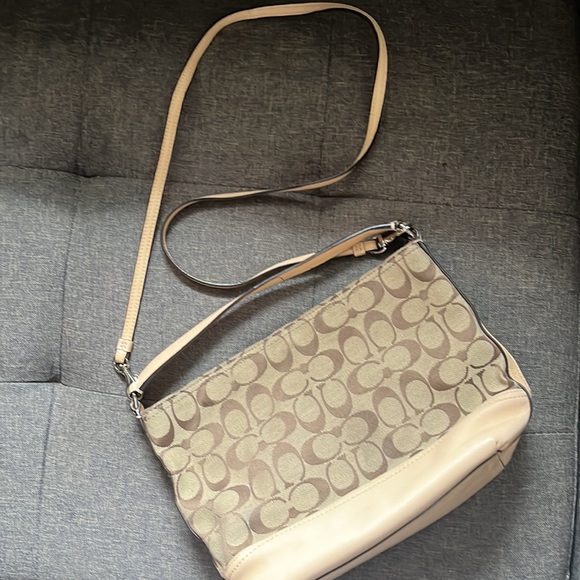 Gorgeous small Coach bag - Picture 3 of 3